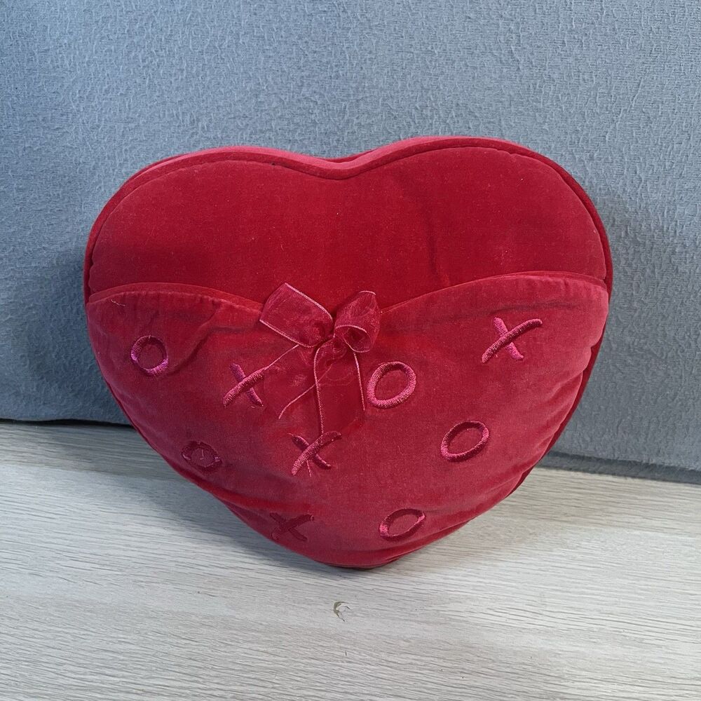 Hallmark Heart-to-Heart Red Velvet Pillow Pocket XOXO Valentine Vintage 2005 9"